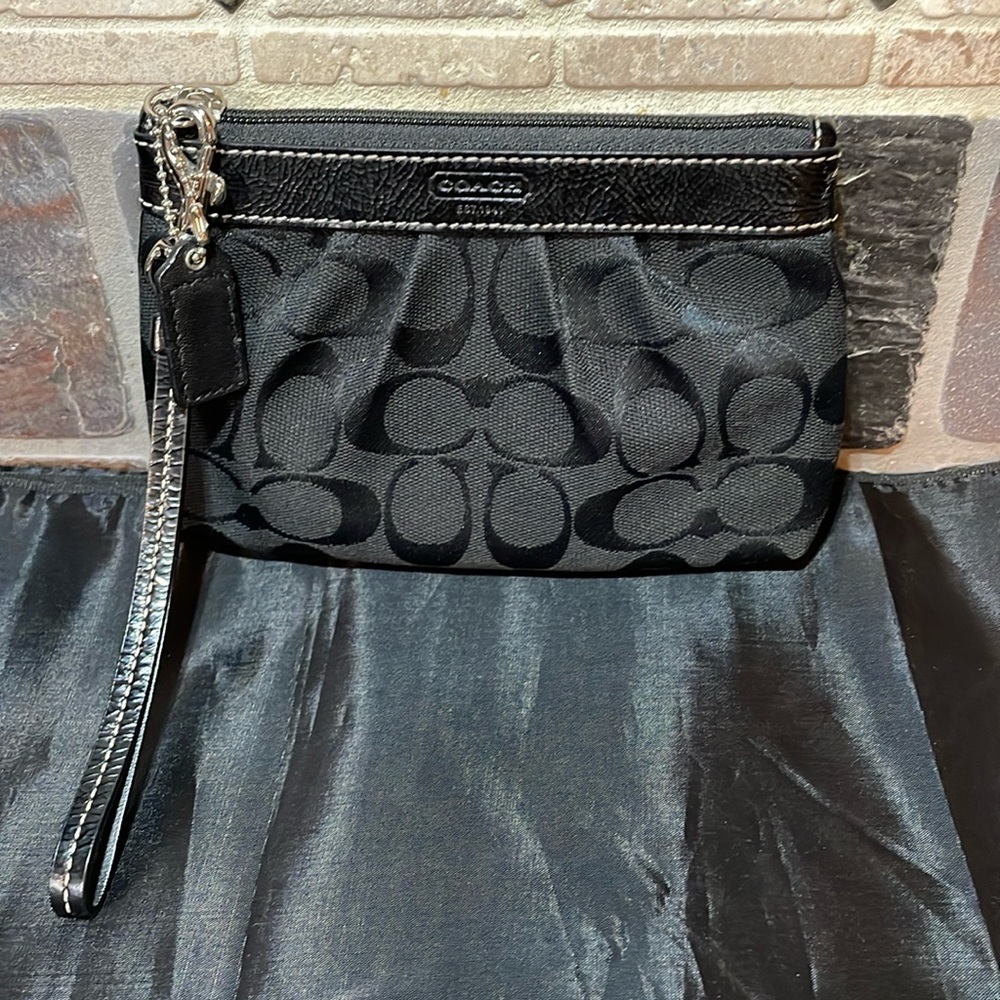 🎉HP🎉 NWOT COACH Monogram Wristlet Black and red inside One card slot